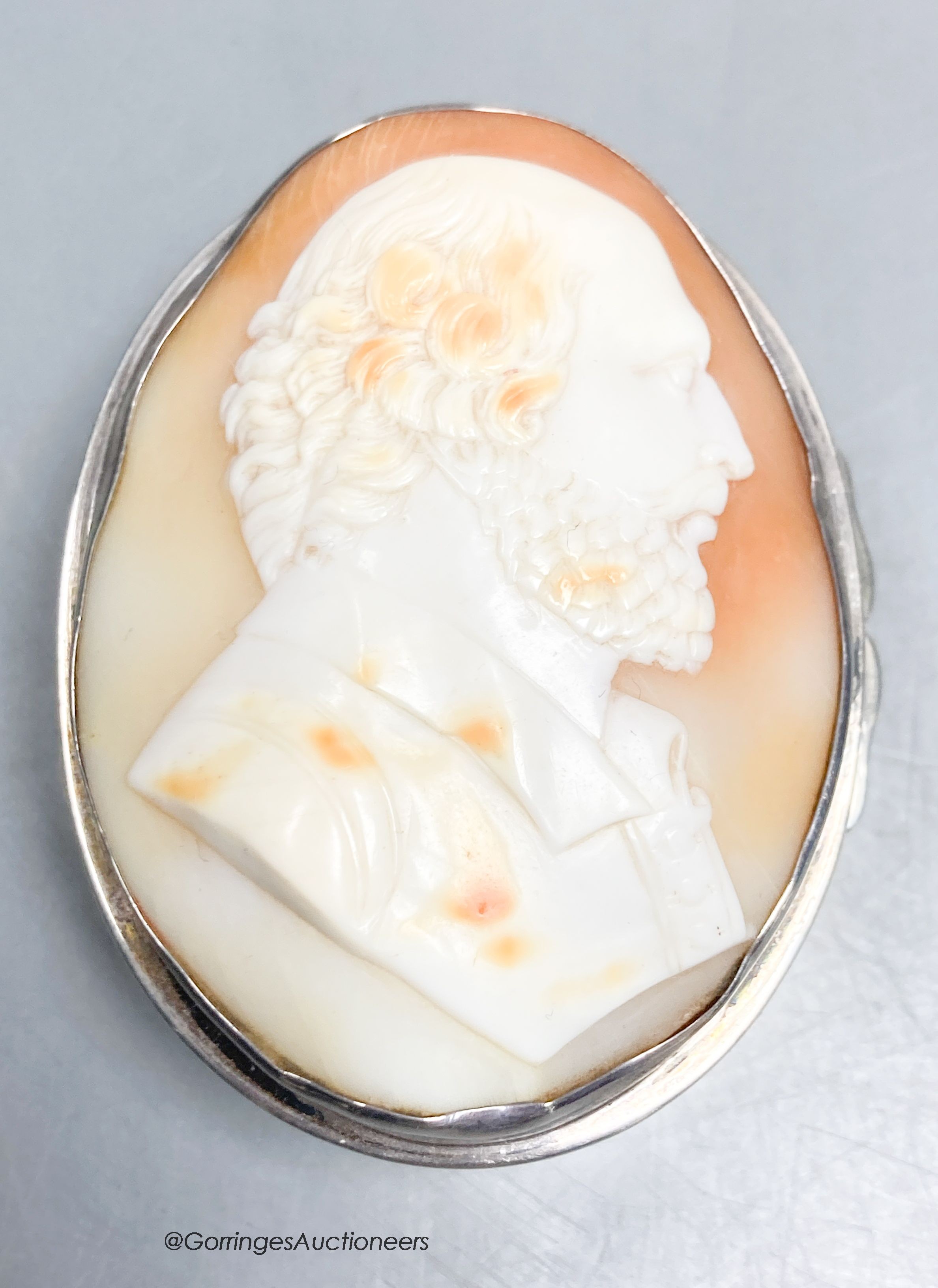 A Victorian silver oval snuff box, the hinged cover with inset cameo shell carved with the bust of a gentleman to sinister, Joseph Witten, Birmingham, 1887, 60mm.